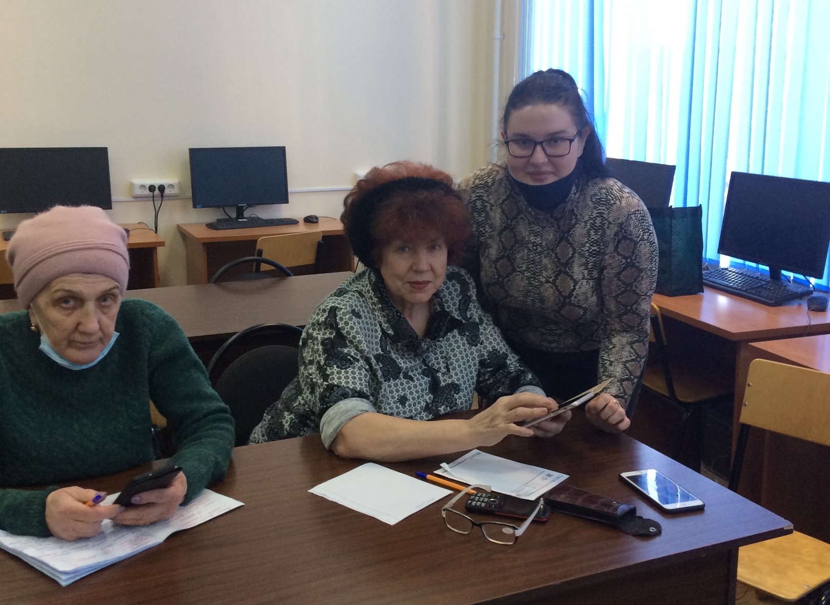 Студенты соцфака обучают цифровой грамотности пожилых смолян