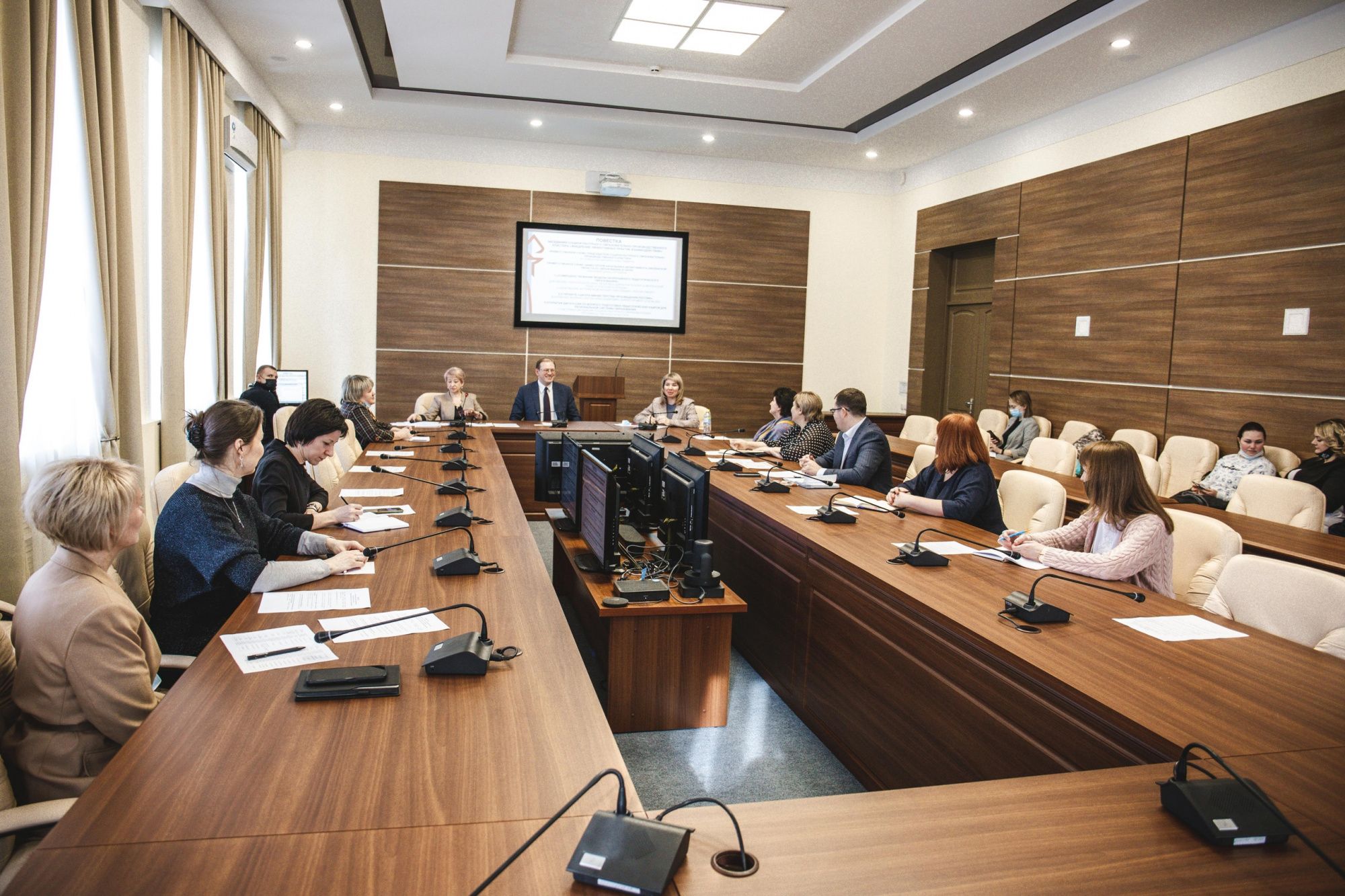В СмолГУ прошло заседание социокультурного образовательно-производственного кластера «Внедрение эффективных практик взаимодействия»