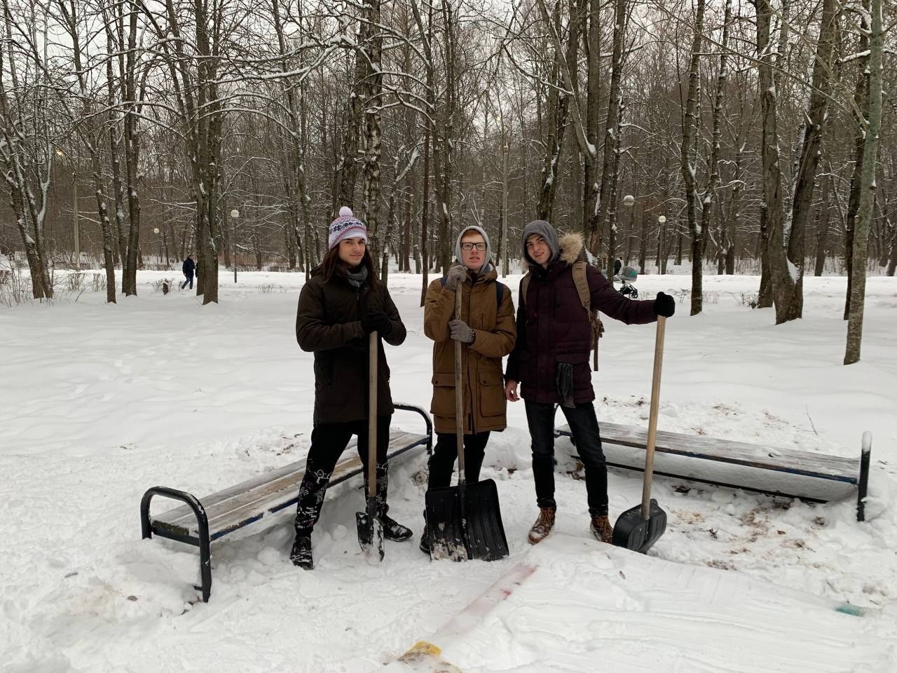 Волонтёры СмолГУ очистили от снега и мусора детскую площадку в Реадовском парке