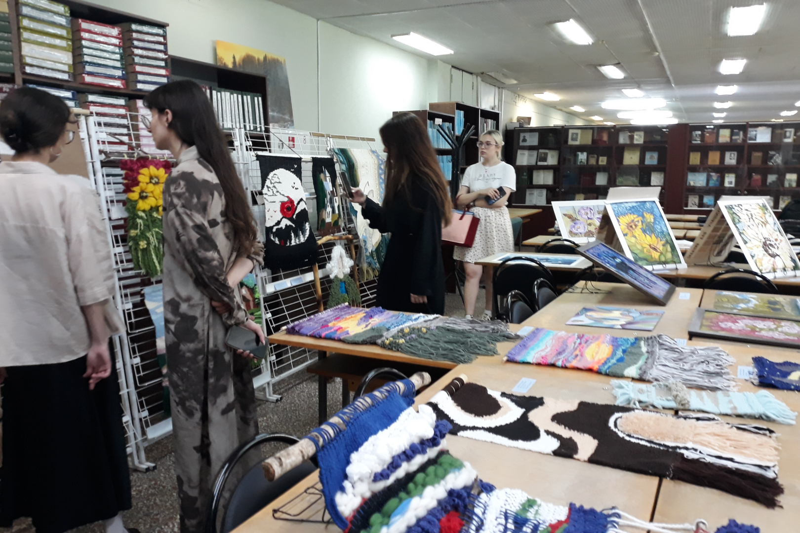 Выставки «Искусство батика» и «Искусство плетения» состоялись в библиотеке Смоленского государственного университета