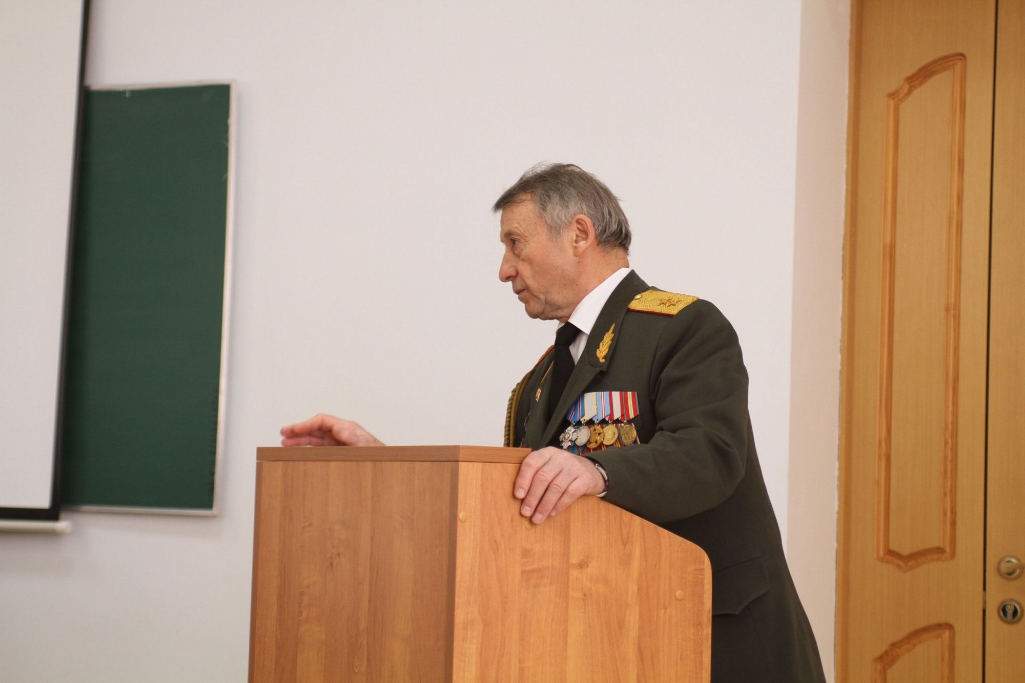 В преддверии Дня памяти воинов-интернационалистов военный учебный центр посетили ветераны-интернационалисты.