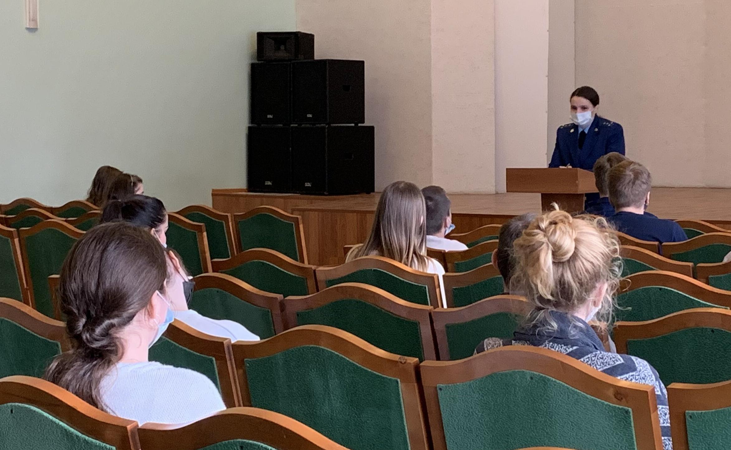 Старший помощник прокурора Смоленской области по правовому обеспечению выступила перед студентами факультета истории и права